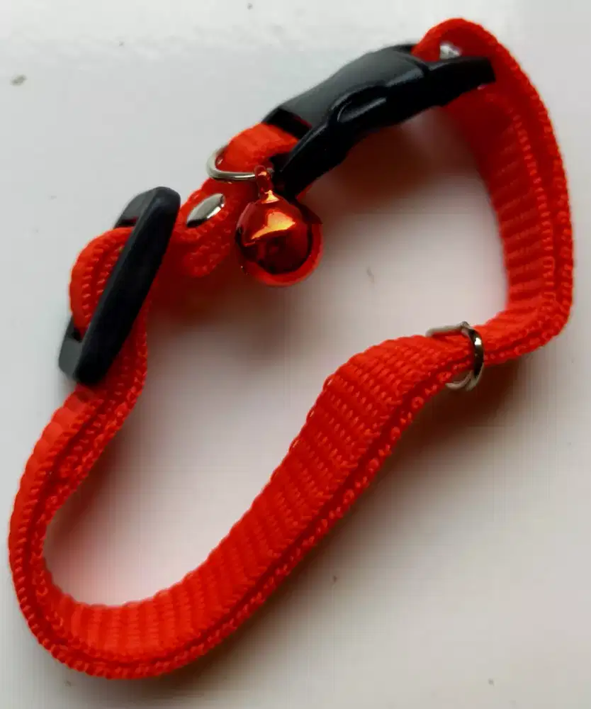 Kalung Lonceng Merah