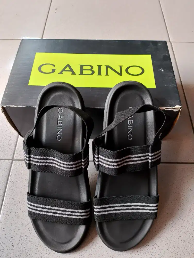 Sepatu sandal pria