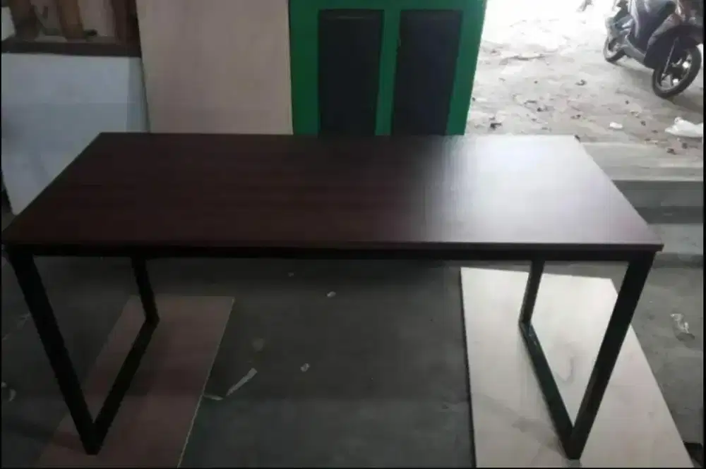 Meja kerja / meja kantor