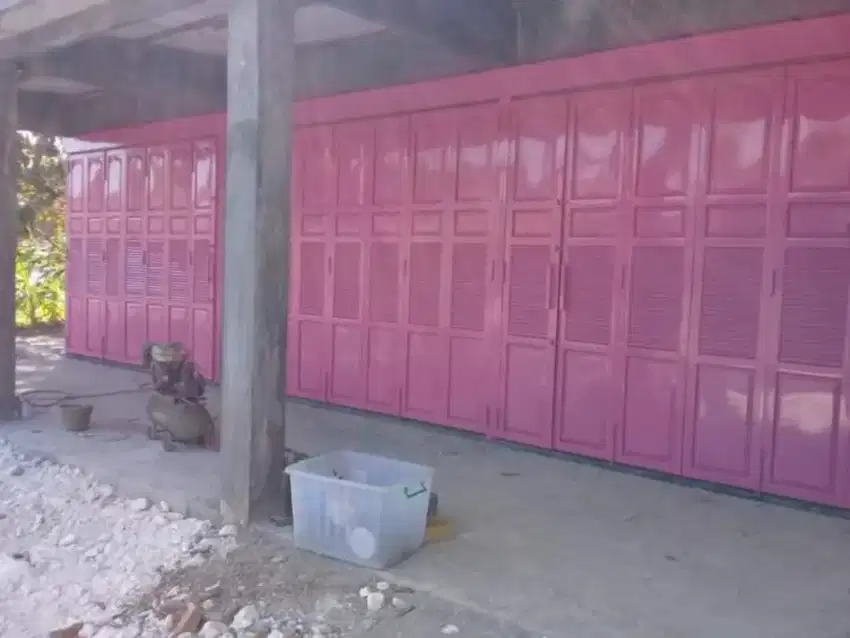 Pintu lipat pink manis. Dan pintu sliding