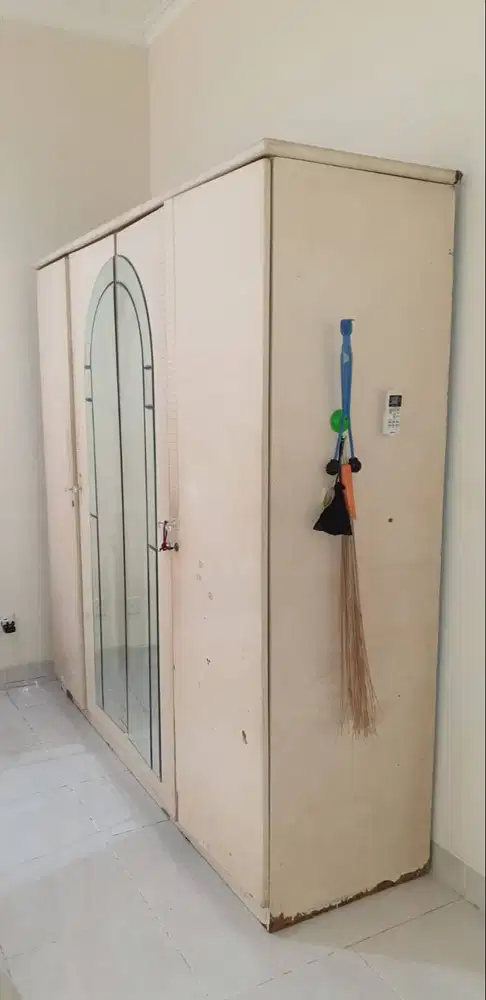 Lemari Baju besar warna putih- 4 pintu