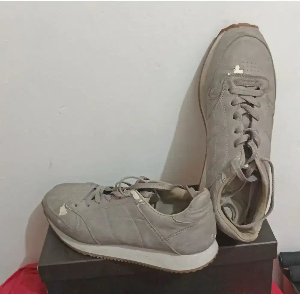 Sepatu Sneakers. Merk Pull & Bear