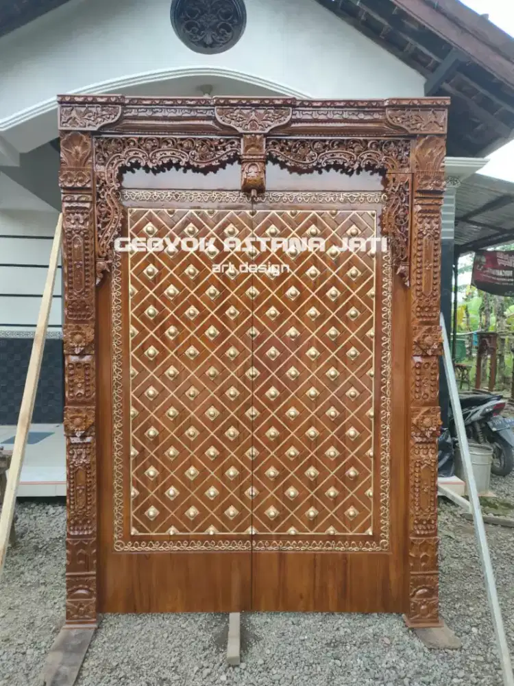 Pintu gawangan ukir