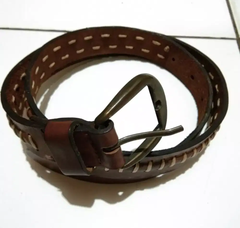 Gesper kulit ori,  panjang 95cm lebar 3,3 cm warna coklat.