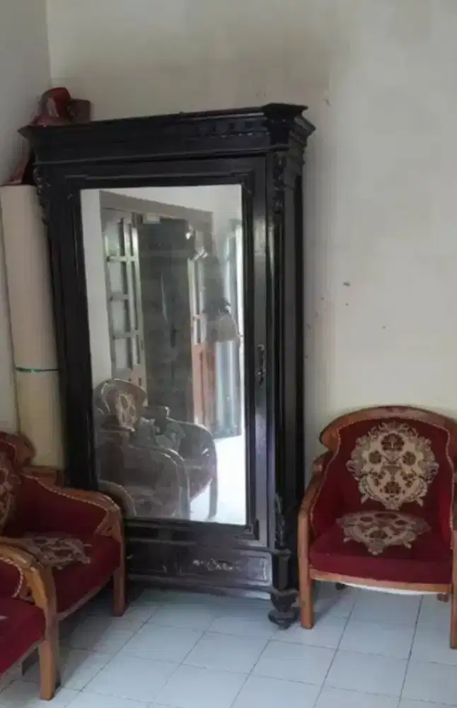 Batu mulia n Almari Antik