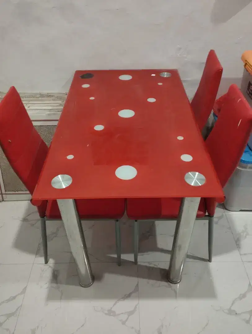 Meja Makan + 3 Kursi Warna Merah