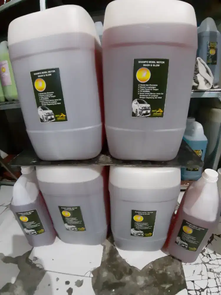 Sabun salju cuci mobil motor . Semir ban