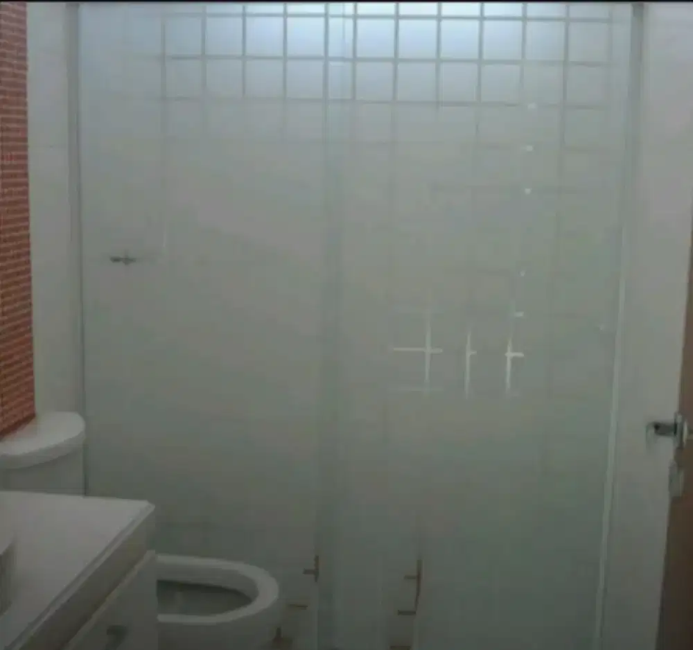 Decorasikaca kamarmandi dg stiker Sanblas buram dn Kaca Film gelap 80%