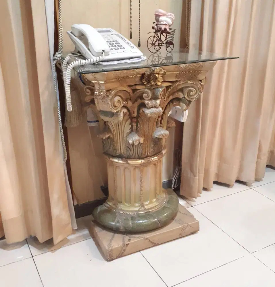 Corner Table Model Royal Crown Glass Top Elegan Murah