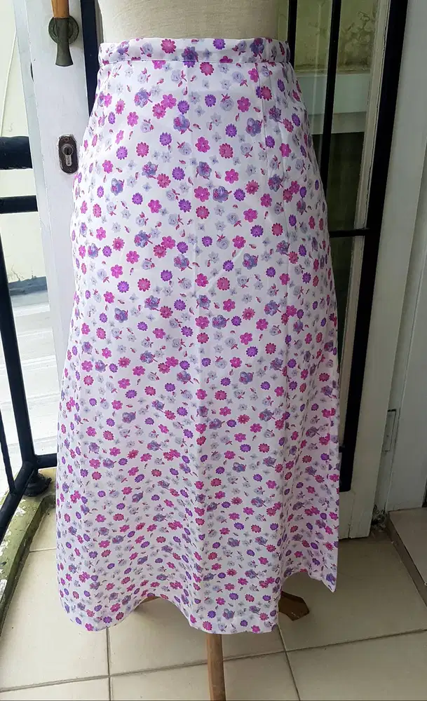 rok panjang bunga ungu