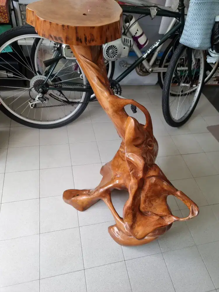 Meja ukiran kayu kuno antik