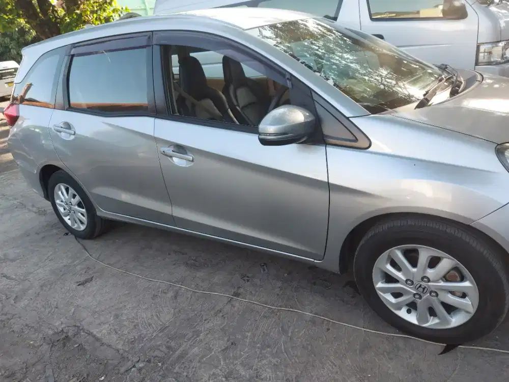 kaca film menambah privasi mobil