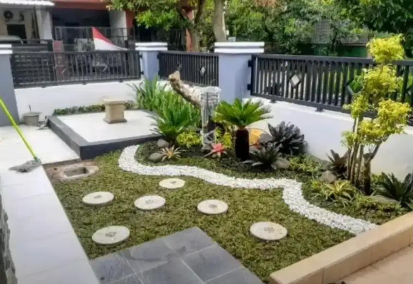 Tukang taman menjual rumput gajah mini dll...