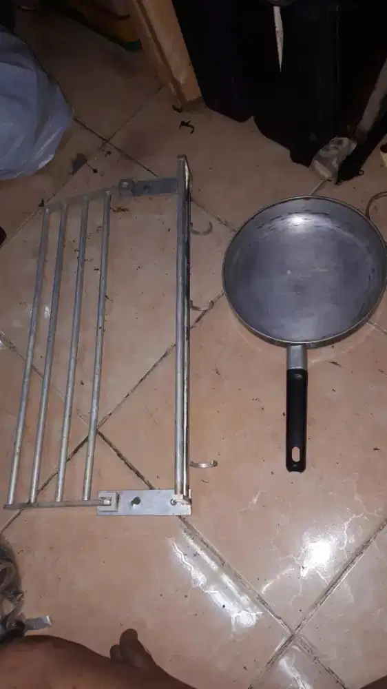 Slhkn plh slh 1 dr teflon masak/jemuran handuk almunium. Kond bgs loh