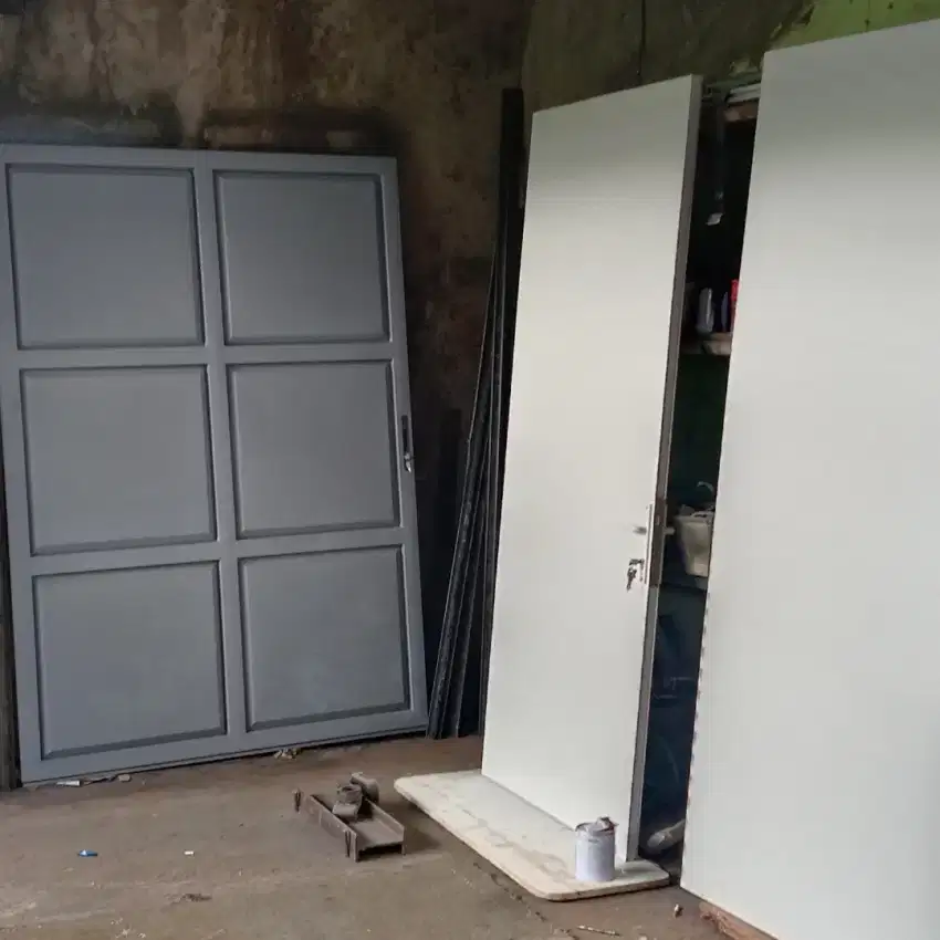 Pintu besi costum