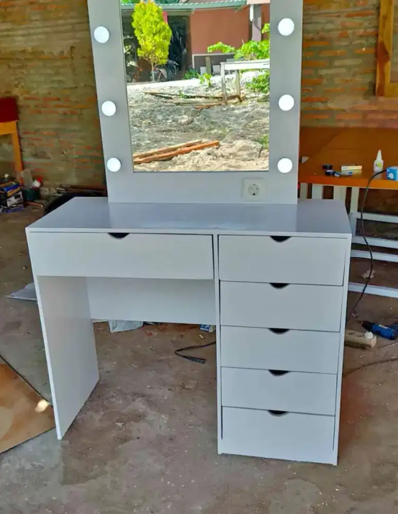 Meja rias minimalis