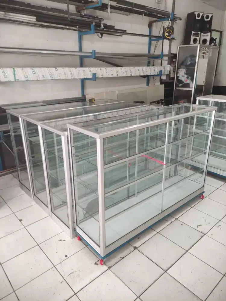Etalase showcase 1 m x 1,5 m  sudah pasang roda siku besi