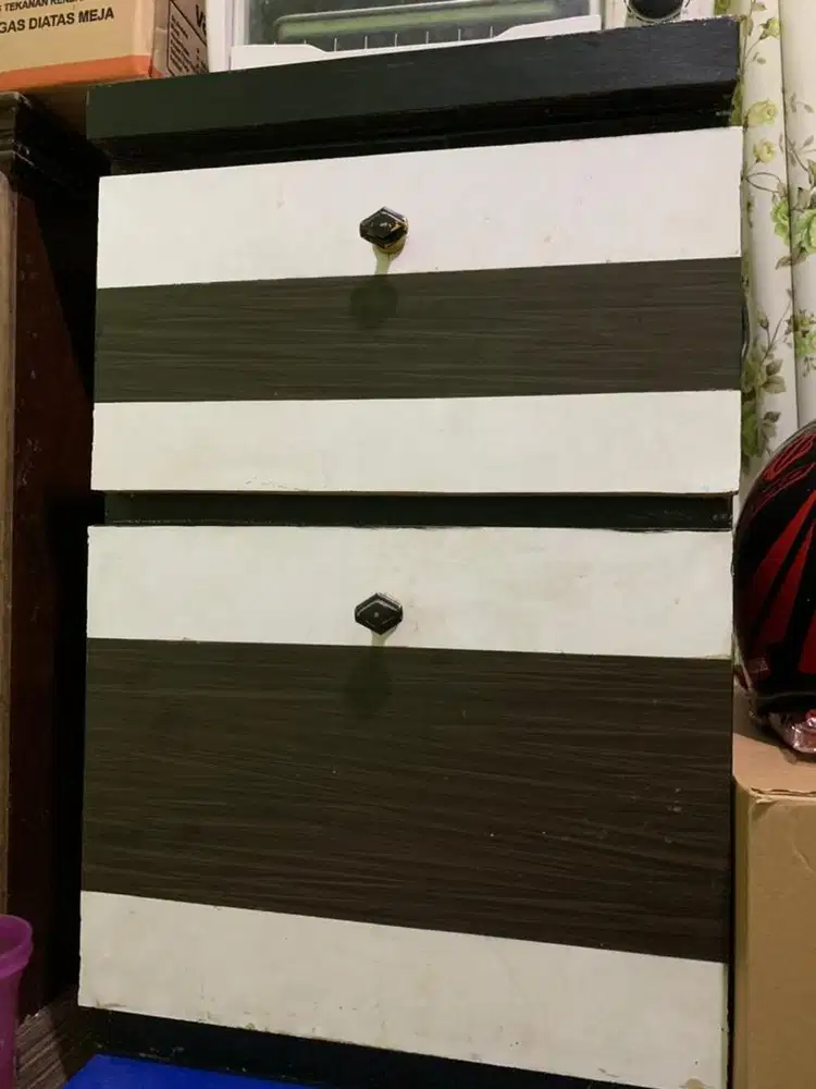 Lemari Pakaian/Lemari Pajangan