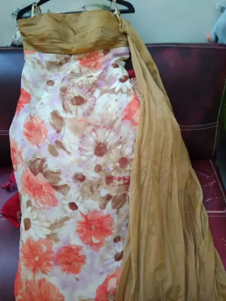 gaun pesta merah coklat, burkat coklat, bunga besar coklat (3)