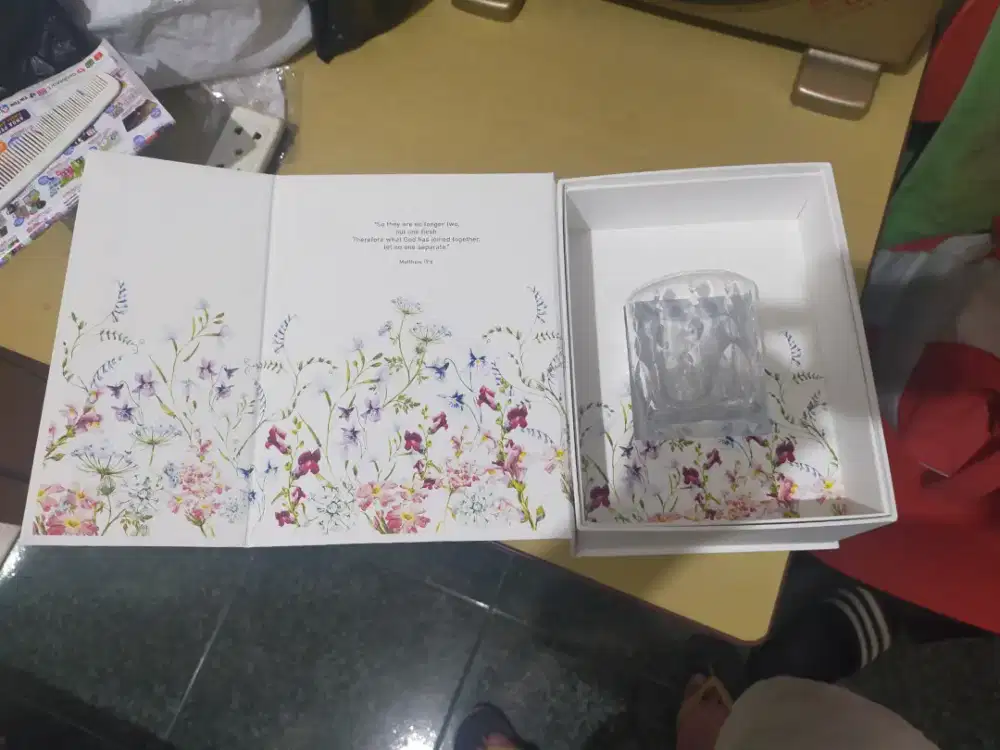 Kotak beserta gelas kaca edition