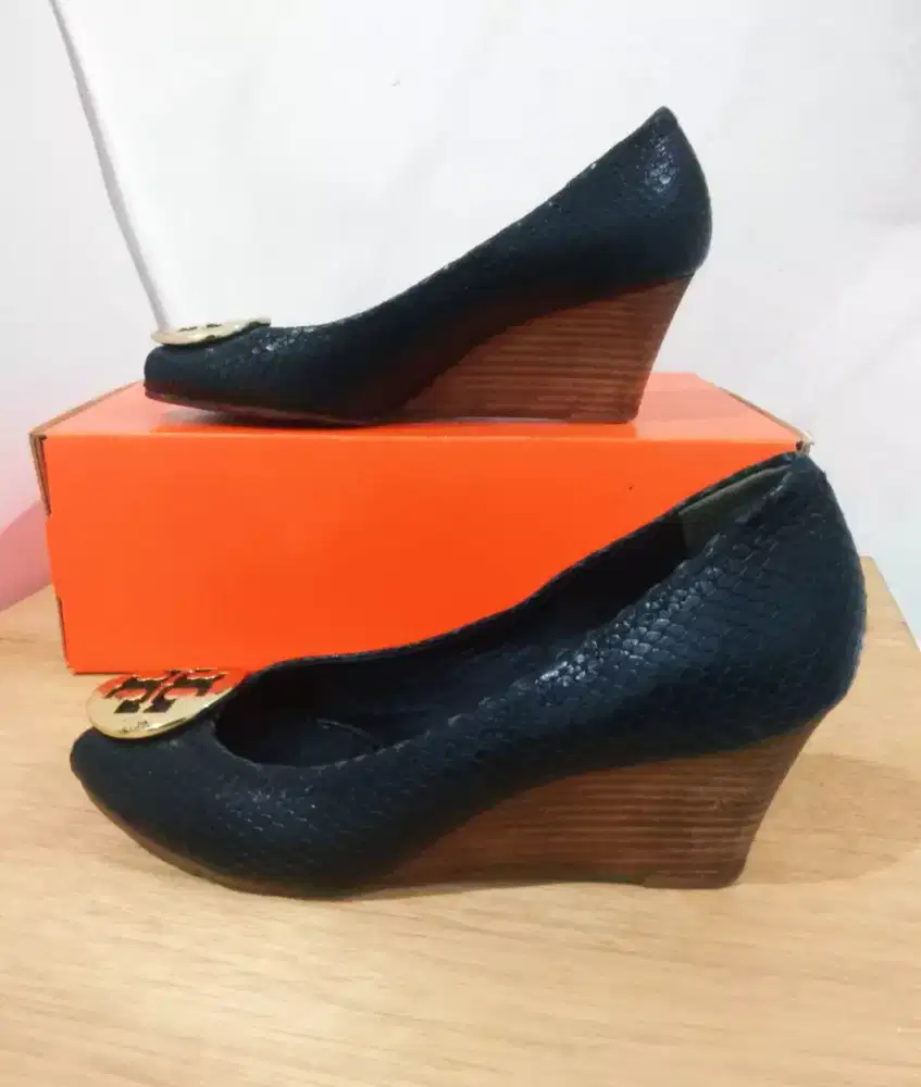 Harga sepatu wedges discount tory burch original