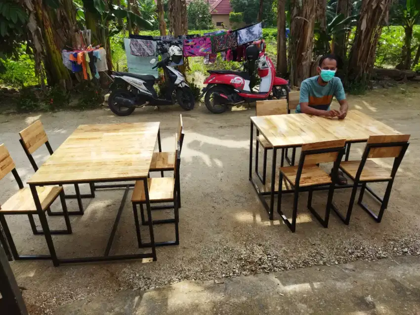 Meja cafe 4 kursi sandaran