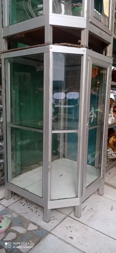 ETALASE KACA KECIL