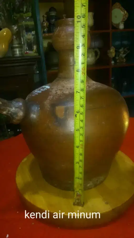 Kendi kuno air minum tanah liat