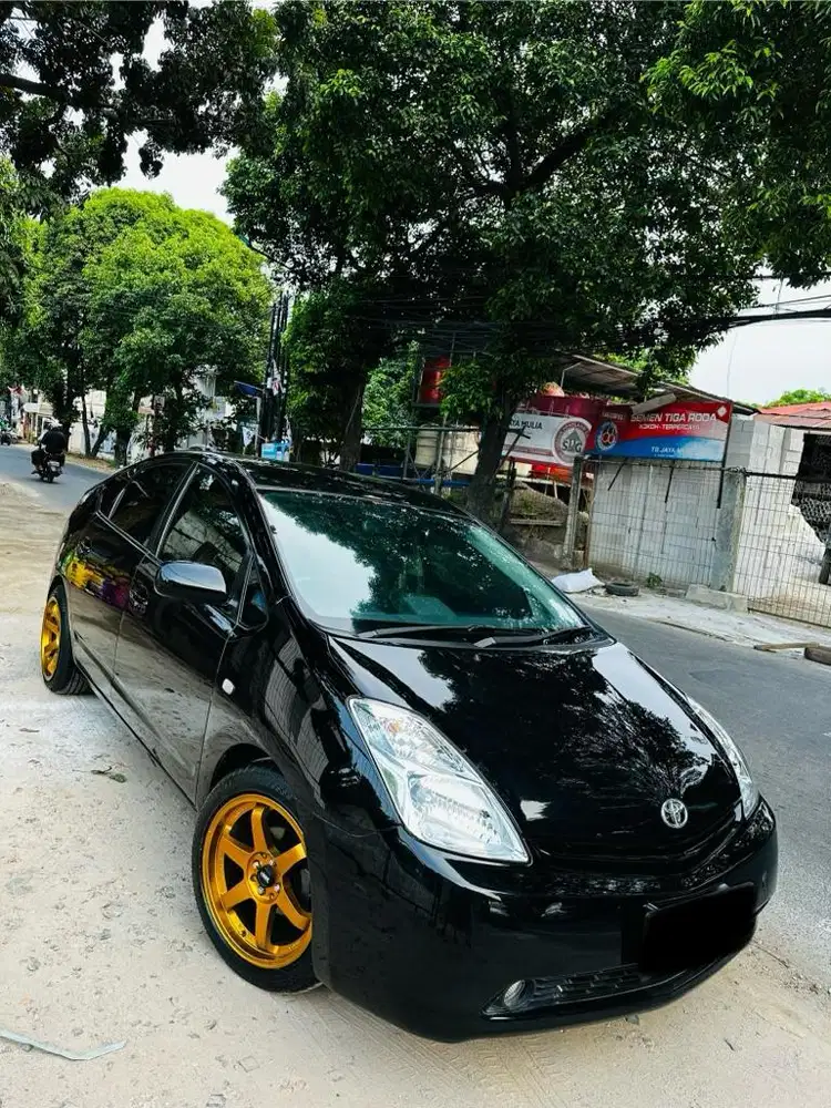 Toyota Prius PHV Luxury Sedan CBU Rare Tgn 1 Electric Vechile. - Mobil ...