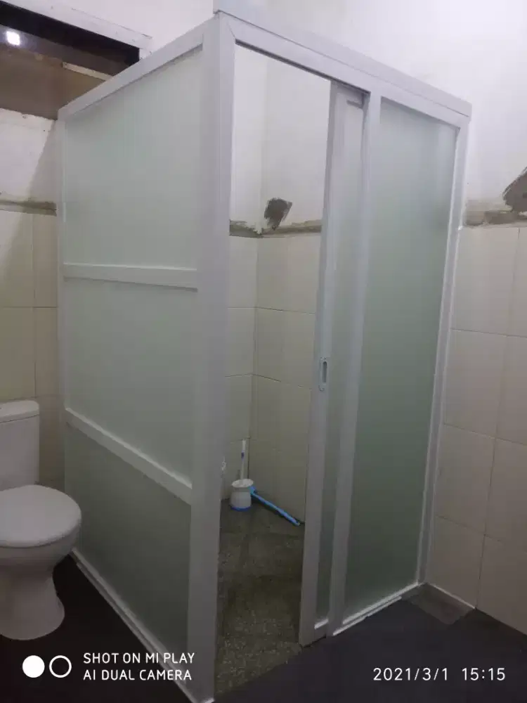 Sekat kamar mandi kaca