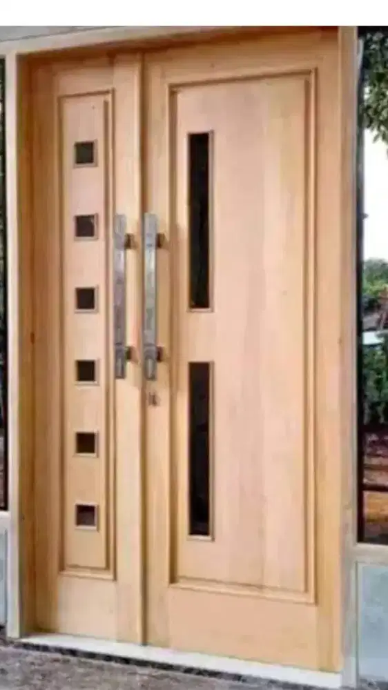 Di jaulkusen pintu dari bermacam macam kayu bekas
