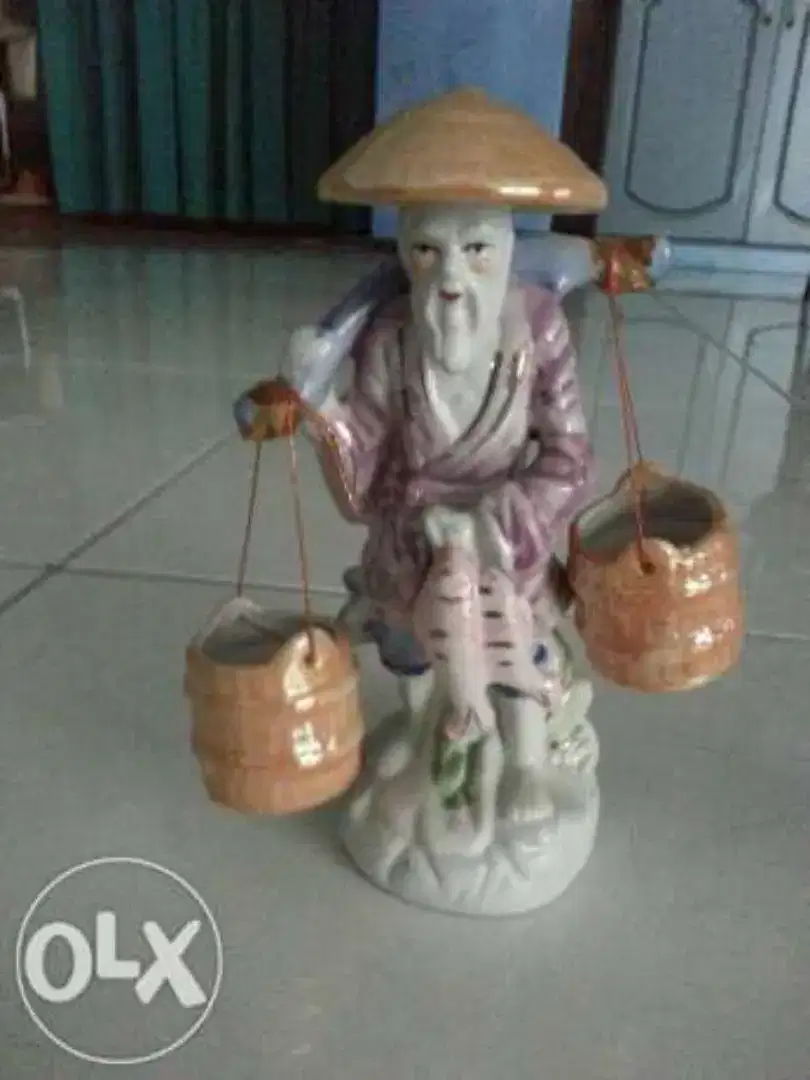 Patung orang tua pikul 2 gentong