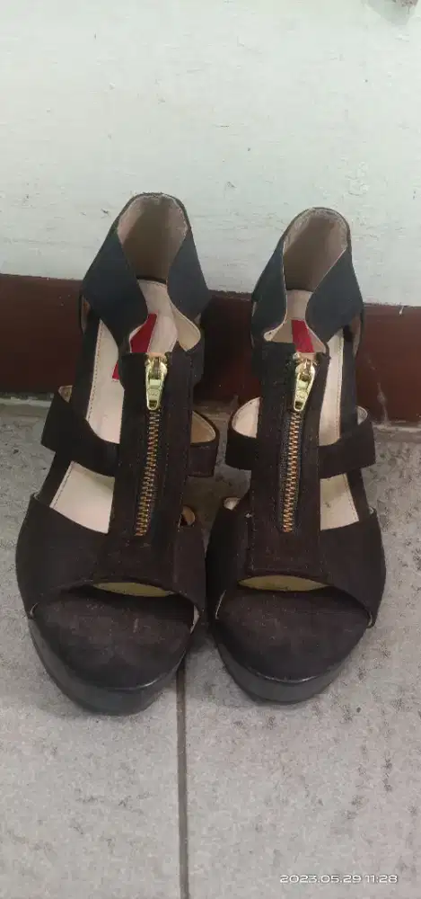 wedges hitam cardinal