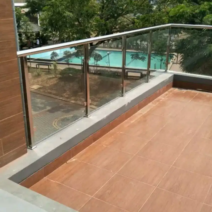 Ralling tangga stainless dan kaca tempered