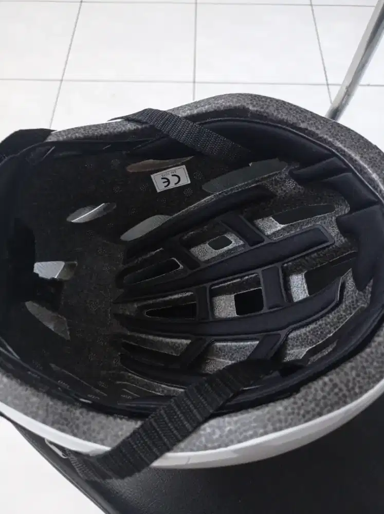 Helm Giro ACM untuk keselamatan berolahraga ukuran 55-59 cm