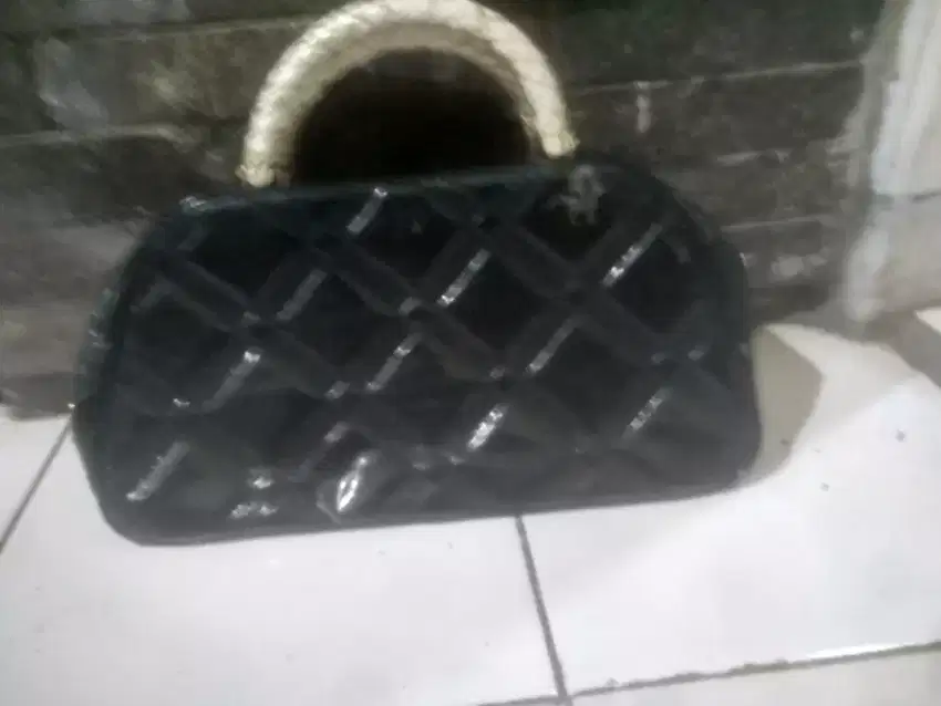 Tas wanita bahan glosy warna hitam