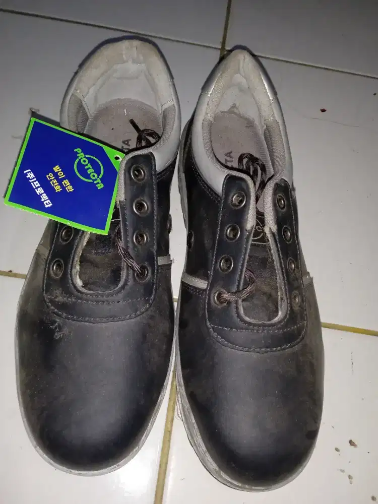 Sepatu safety merk PROTECTA