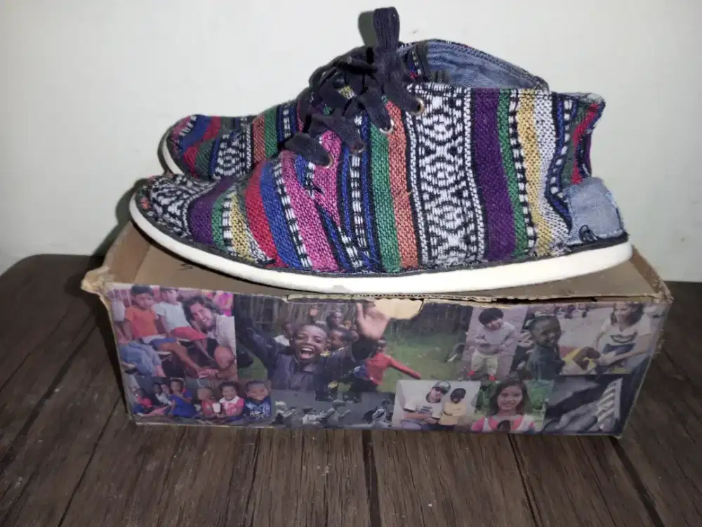 Sepatu merk Tom's motif , size 42. Lengkap dengan dus asli