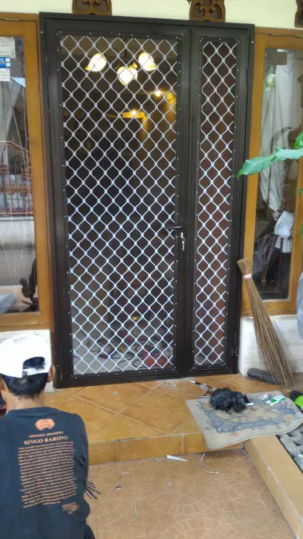 Pintu kasa nyamuk dari besi dan aluminium