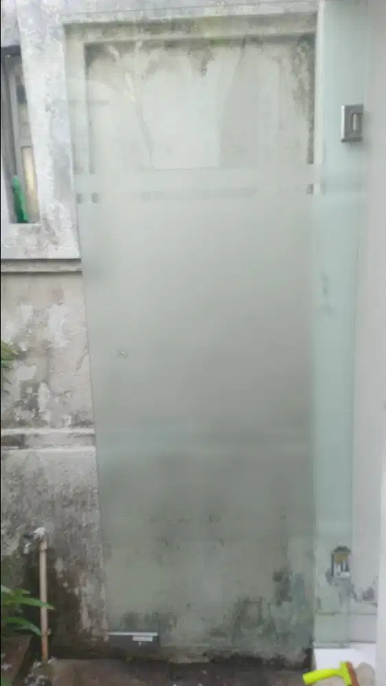 Ada beberapa stiker sanblas motif dan polos serta kaca film