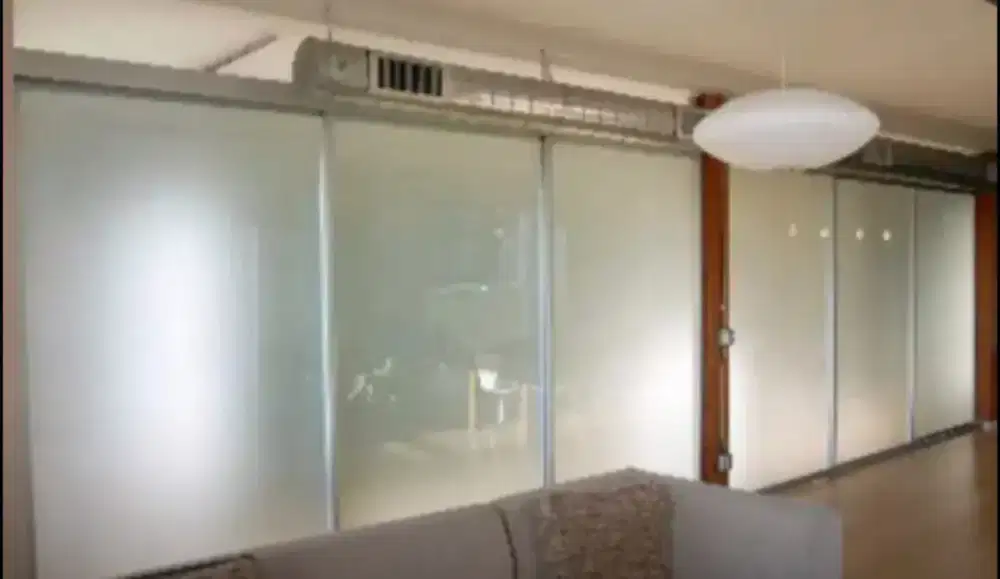 Pasangstikersanblaskaca film agar tdkkena silau UV manjakan ddlamruang