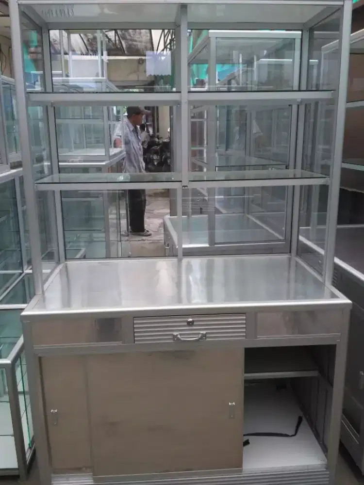 Etalase kaca ukuran P.100cm