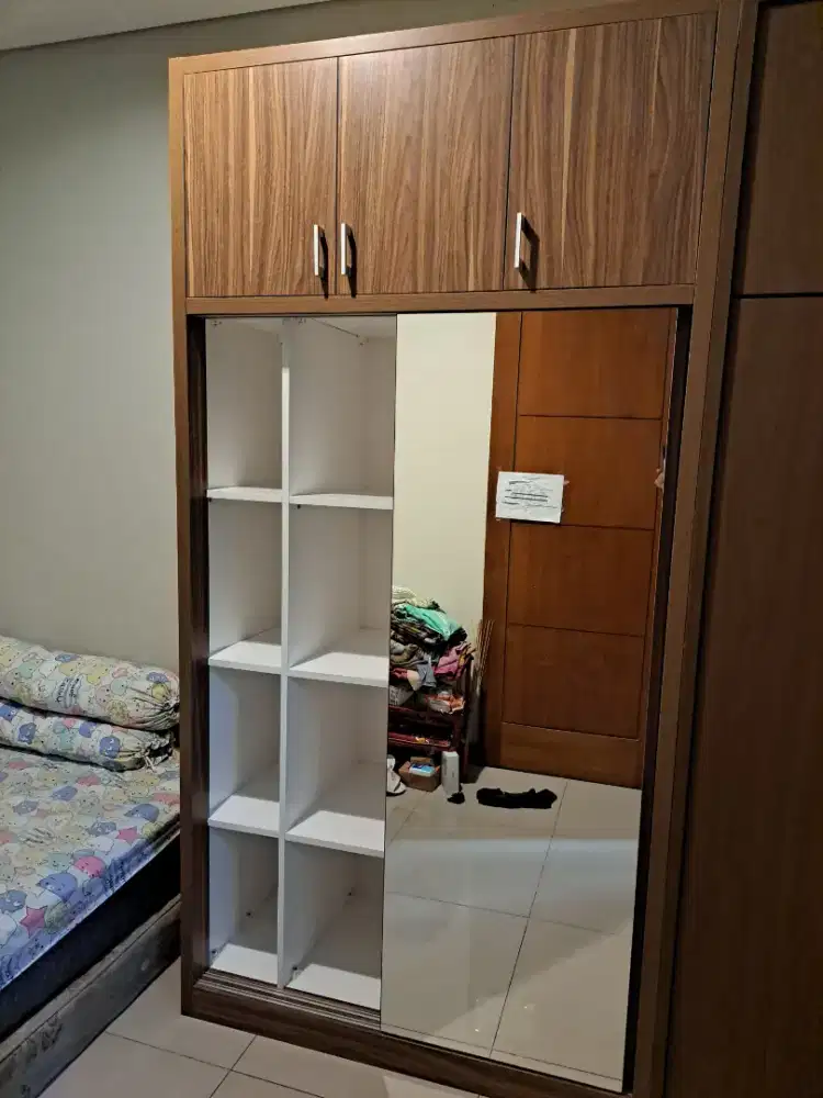 Lemari pakaian sliding full plafon