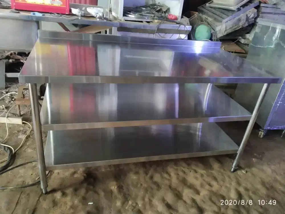 Meja stenlis bekas dapur restoran