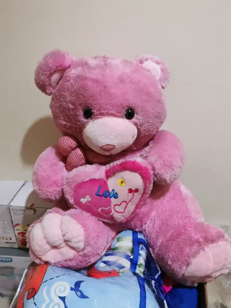 Boneka tedi pink besar