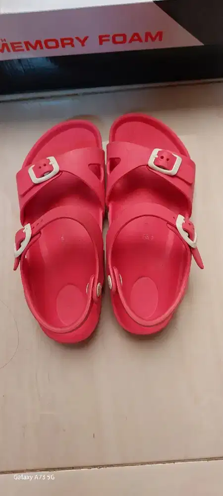 Sepatu sandal anak