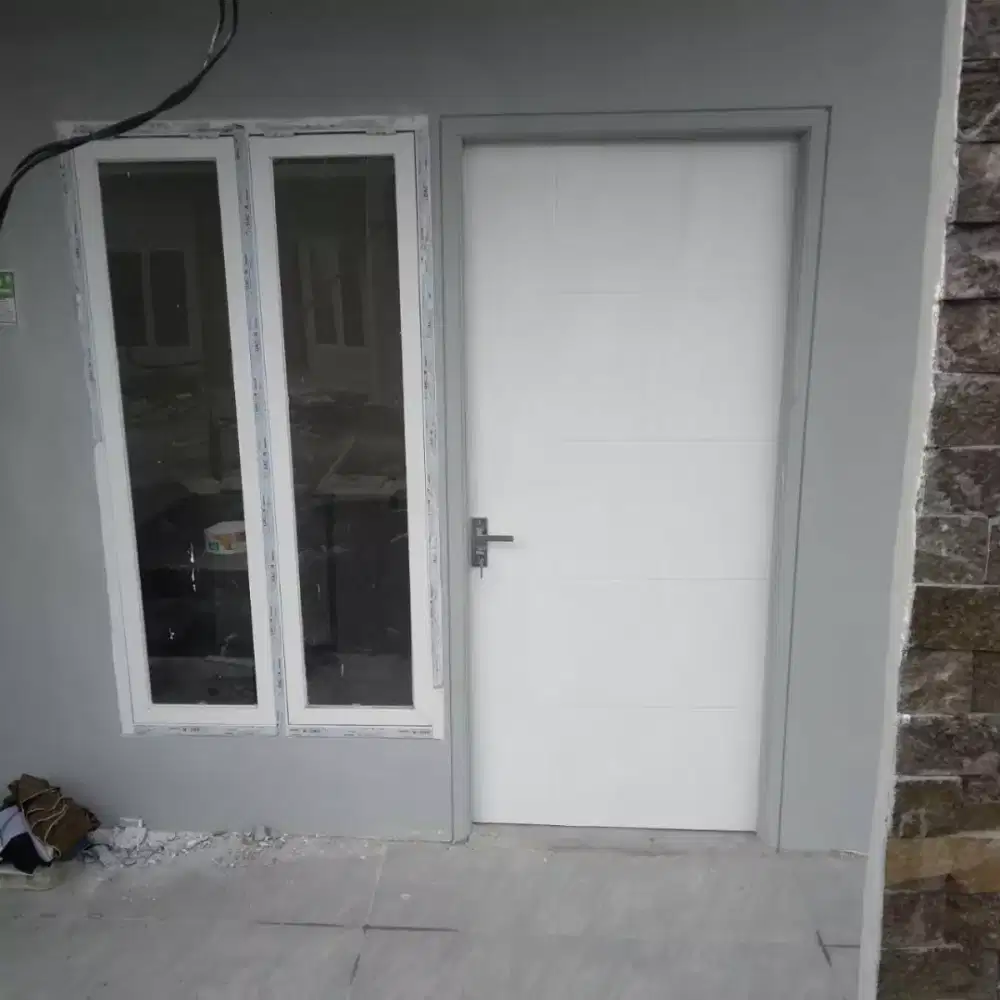 Pintu triplek putih