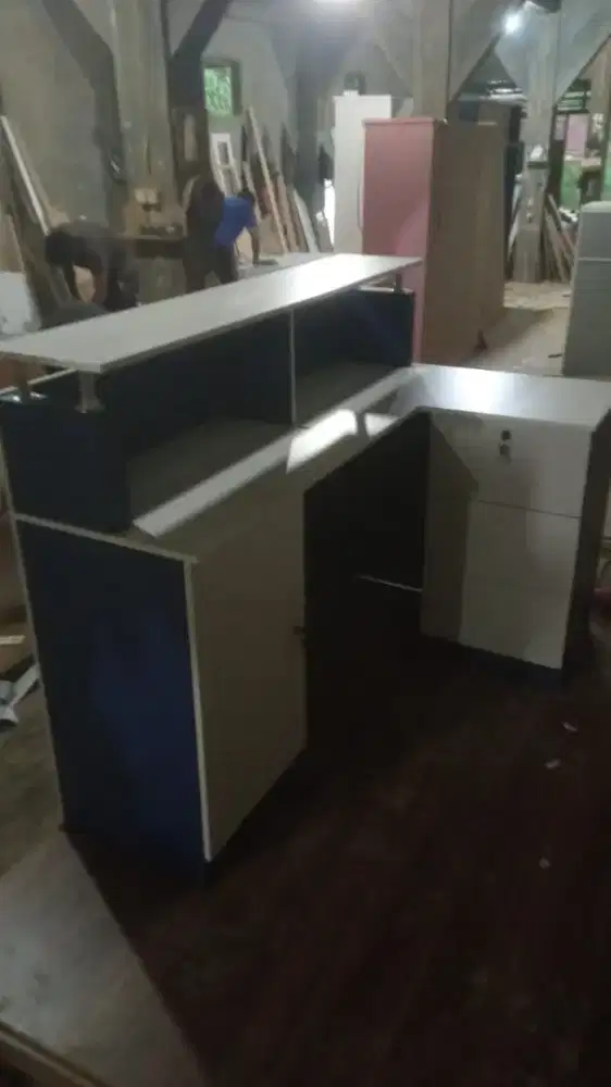 Rak kaca Pajangan Sudut