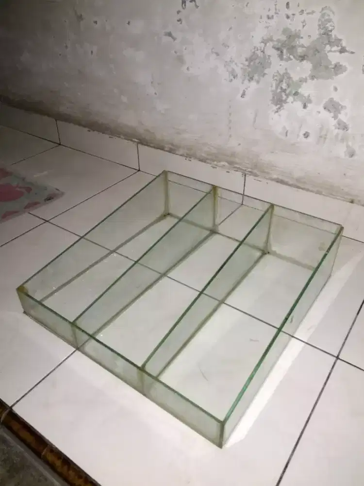 Rak kaca untuk tempat kaset CD dan DVD