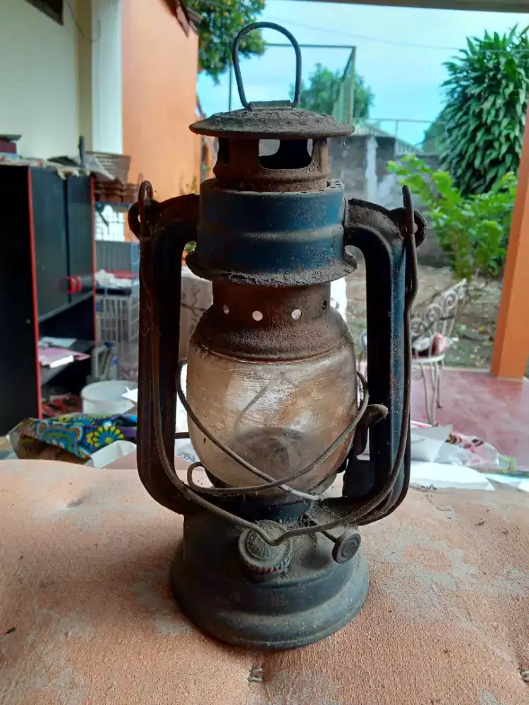 Lampu minyak antik